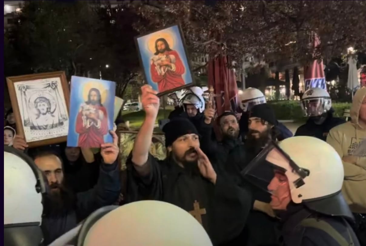 Χαμός έξω από το θέατρο που έδινε παράσταση ο Ζαραλίκος 1 stigmiotypo othonis 2025 03 18 11.00.29